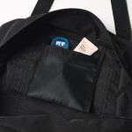バッグ内部に吊り下げ式のポケットを装備