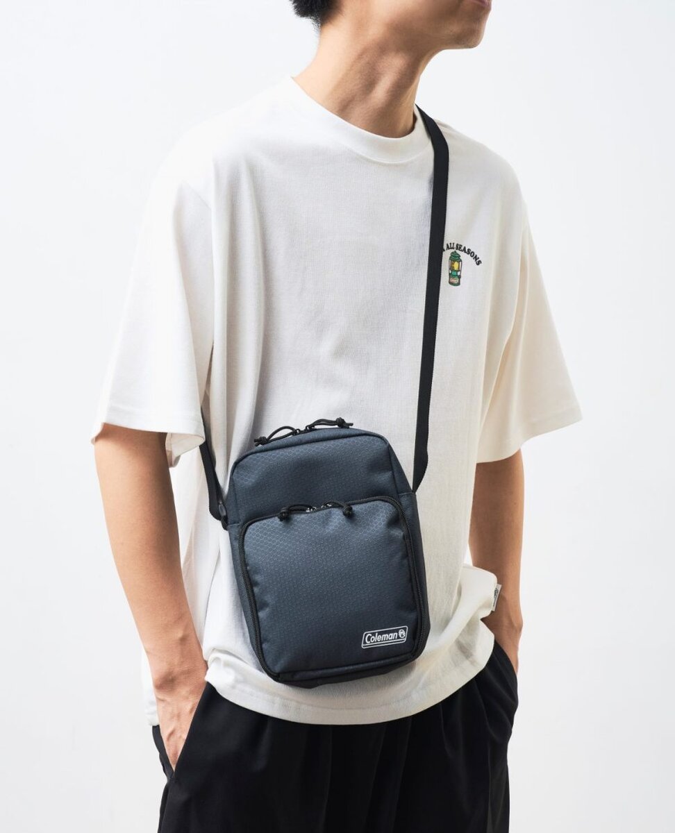 服装を選ばないシンプルなデザイン