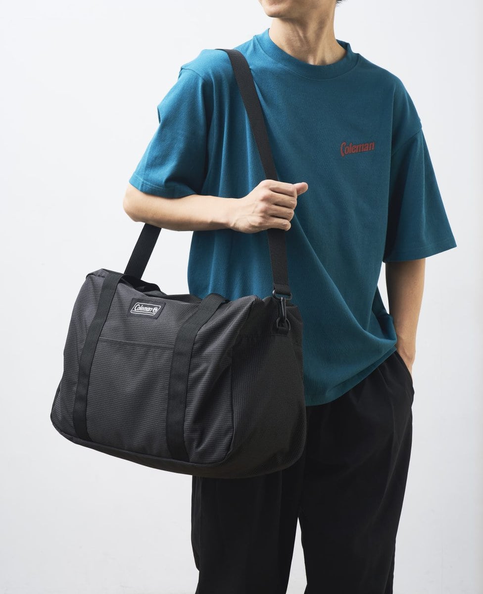荷物が多いときは、肩掛けで。ショルダーストラップは取り外しが可能。