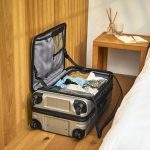 両面開きと比べると、約半分のスペースで荷物を出し入れできる