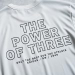背面には、アディダスのスリーストライプスに由来する「THE POWER OF THREE」のグラフィックをプリント