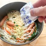 付属調味料を1袋まるまる入れてしまうと、仕上がりは塩分多めでかなり濃いめの味になるので調整が必要です