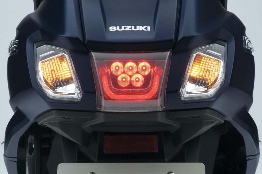 U字型の発光パターンが特徴的なLEDテールランプ
