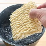 標準量より半分となる水、250mLの水が沸騰したらインスタント麺を投入