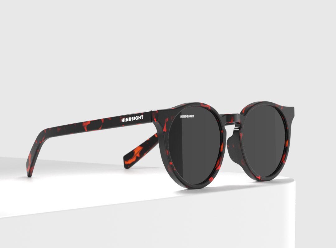 前を向いたまま後ろが見える!?」HINDSIGHTの“後方視界サングラス”で