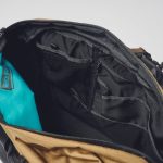 アッソブ トートショルダーL　「ガシガシ使える素材使いと大容量がポイント。またファスナーを開けたまま簡易で口元が閉じられる、コードのバックルが個人的にはお気に入り」（飯塚さん）