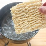 500mLの水が沸騰したら、インスタント麺を投入し、すぐにはほぐしません