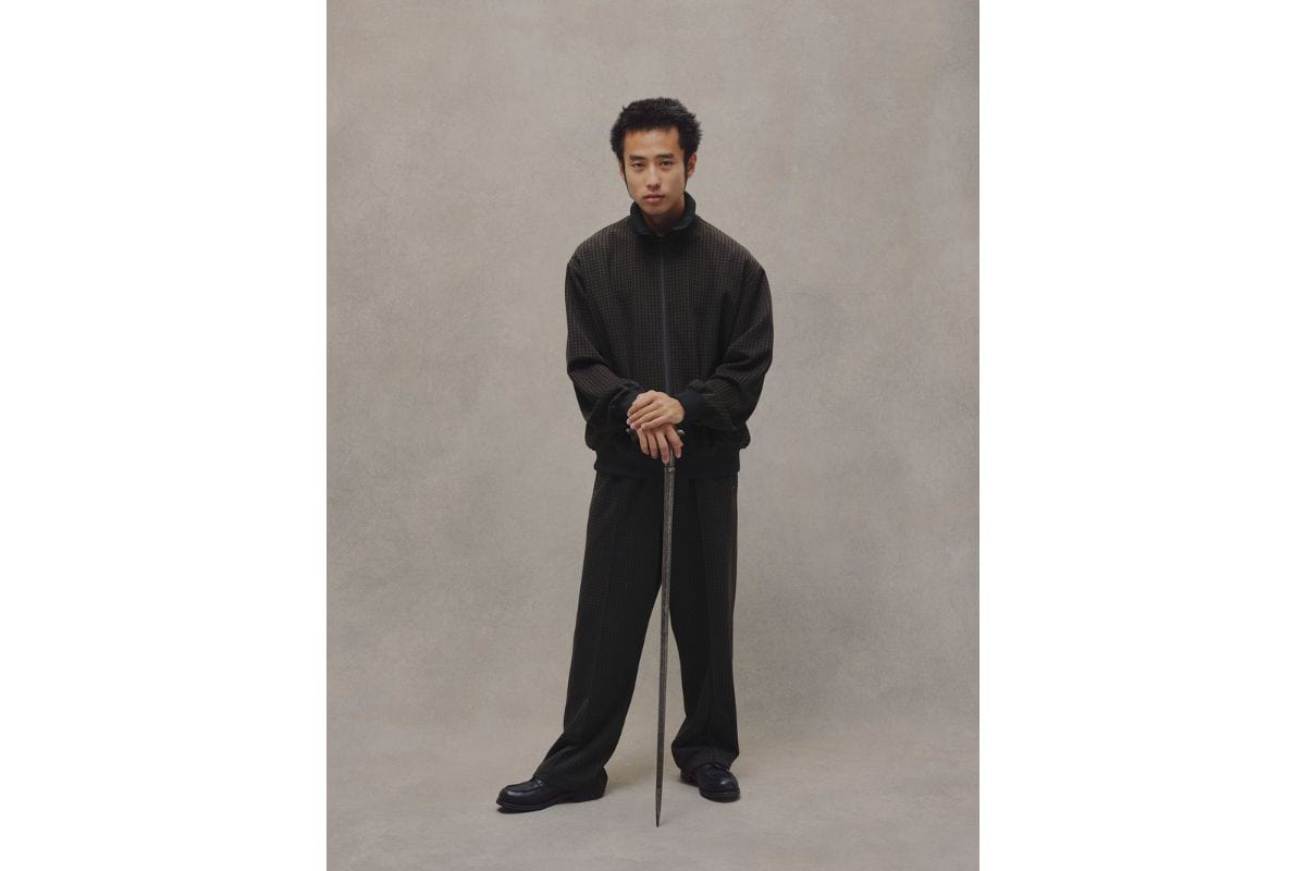 メンズビギ「HOUND'S TOOTH TRACK JACKET」￥26,400、メンズビギ「WOOL HOUND'S TOOTH WIDE PANTS」￥30,800
