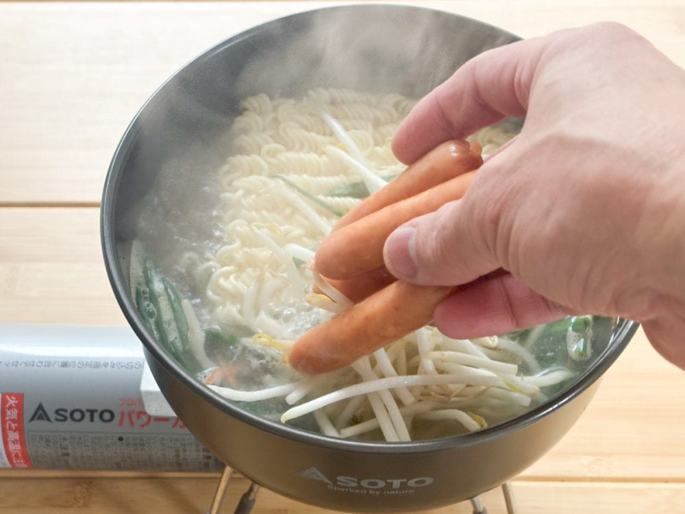 粗挽きソーセージを入れ、ここではじめて麺をほぐします