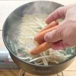 粗挽きソーセージを入れ、ここではじめて麺をほぐします