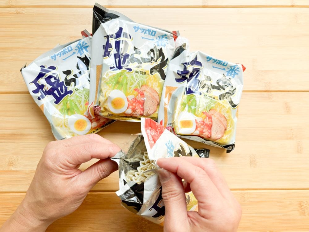 スープが決め手の「サッポロ一番 塩らーめん」なのに、汁なしメニューってありなの？