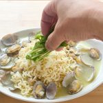 ちょっと硬茹でに仕上がった麺を皿に盛り付けたら、水菜をトッピング。ちなみにこのレシピでは、付属の切り胡麻は使用しません