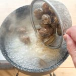 さらにアサリを加えますが、このタイミングでもまだ麺をほぐしません