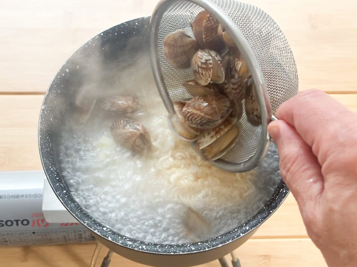 さらにアサリを加えますが、このタイミングでもまだ麺をほぐしません