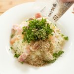 仕上げは「サッポロ一番 塩らーめん」に付属の切り胡麻をまぶして完成