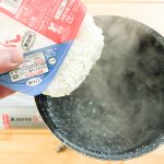 500mLの水が沸騰したら、パックごはんを常温のまま投入します