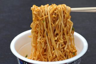 「このカップ麺、激ウマ」これぞジャンク系の到達点！“食欲直撃”のチキンラーメン系カップ麺ベスト3【1位は相性抜群の焦がしにんにく】