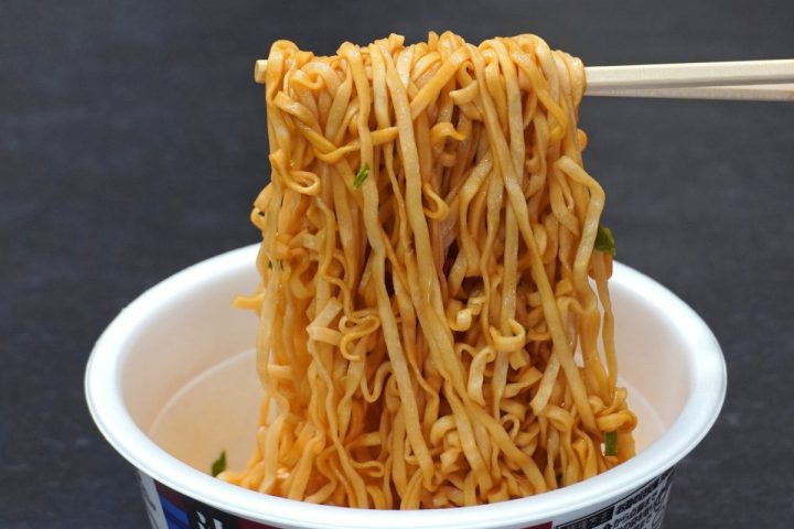 「このカップ麺、激ウマ」これぞジャンク系の到達点！“食欲直撃”のチキンラーメン系カップ麺ベスト3【1位は相性抜群の焦がしにんにく】