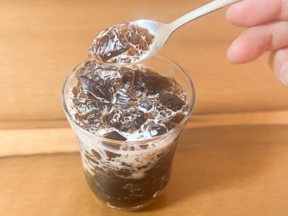 ペットボトルゼリーは出す際に砕けるので、ミルクやガムシロップなどが馴染んでかなり上質な味に
