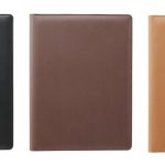 プラス「PU合成皮革クリップファイル」各￥1,705／外寸縦320×横490㎜／480ｇ／3色展開（ブラック、ブラウン、ライトブラウン）