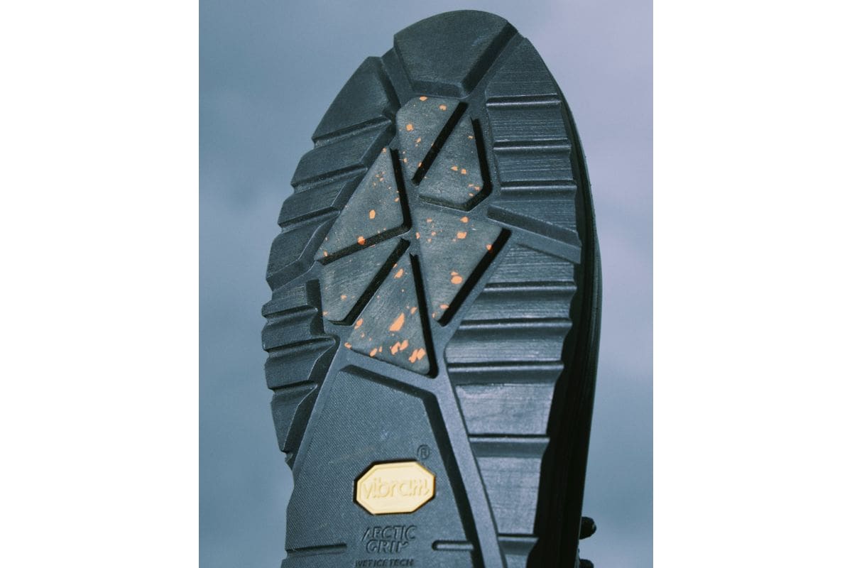 ソールにはVibram社の最新技術が使用された、Arctic Grip All Terrain SOLEを使用