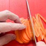 サイス感としては、のちほど登場するもやしに揃える感じでニンジンを千切り