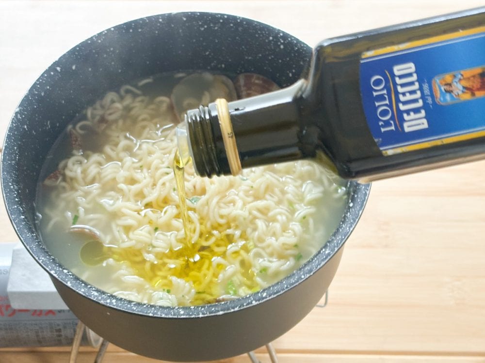 目指すところはイタめし仕上げなので、麺をほぐしたら火を止め、エキストラバージンのオリーブオイルを加えます