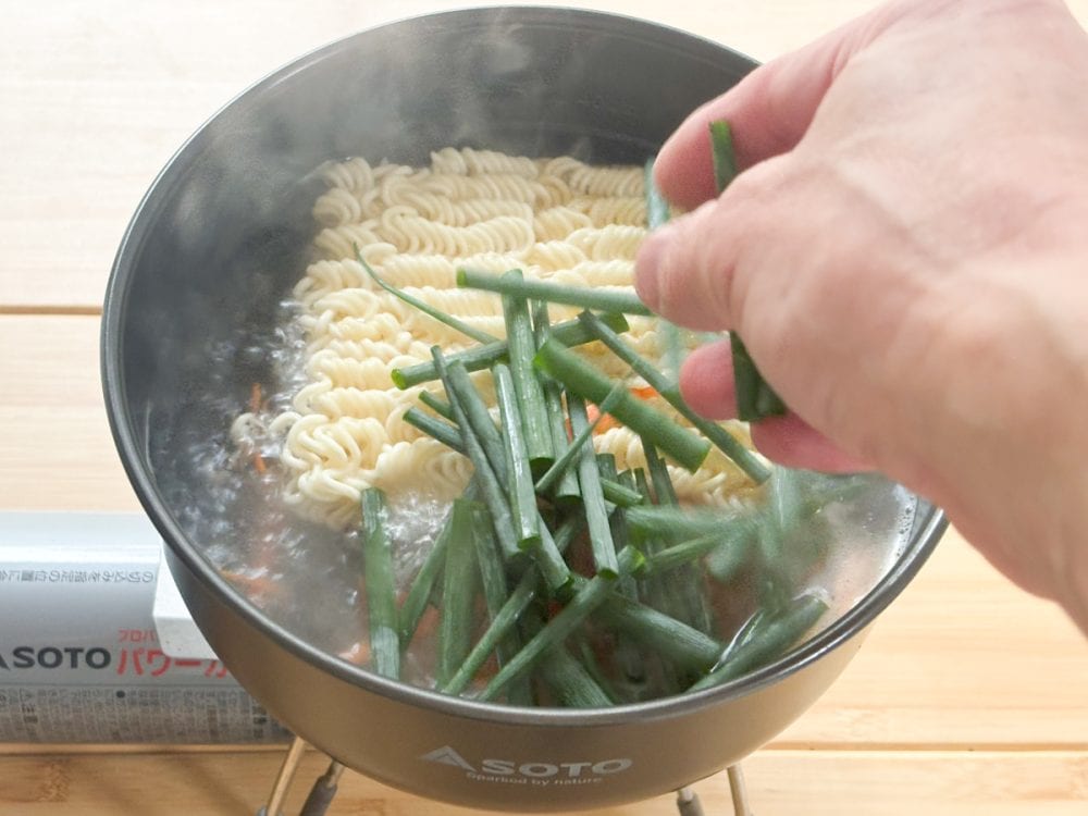 ニンジンの色が変わった、もしくは少しクタッとしたという変化が見えたら小ネギを投入