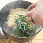 ニンジンの色が変わった、もしくは少しクタッとしたという変化が見えたら小ネギを投入