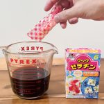 ペットボトルの総量に対して、メーカーの推奨量に準じてゼラチンを加えます