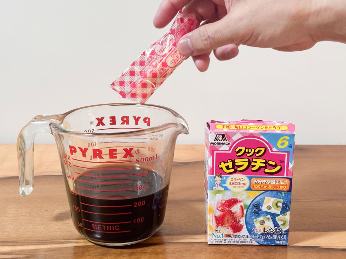 ペットボトルの総量に対して、メーカーの推奨量に準じてゼラチンを加えます
