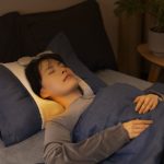 スイッチは上部にあり、枕に巻いた時は上に出ている状態のため、頭部に当たる心配はない