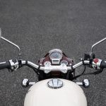 手前に引いたハンドルグリップスタイル