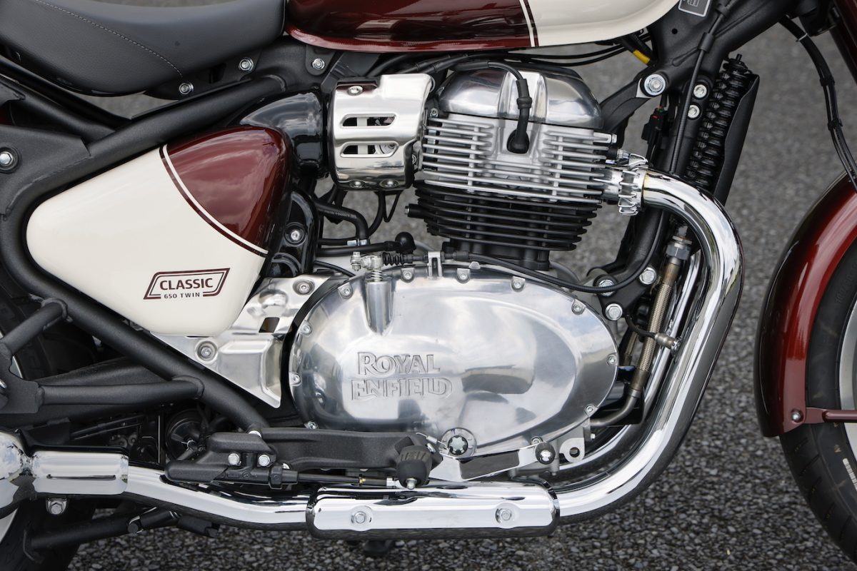 647.95ccの空冷4ストローク並列２気筒を搭載