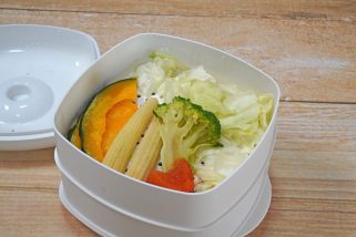 「ニトリで999円の神アイテム」4分で蒸し料理が完成！“レンジで二品同時に作れる”せいろ蒸し器が便利すぎた