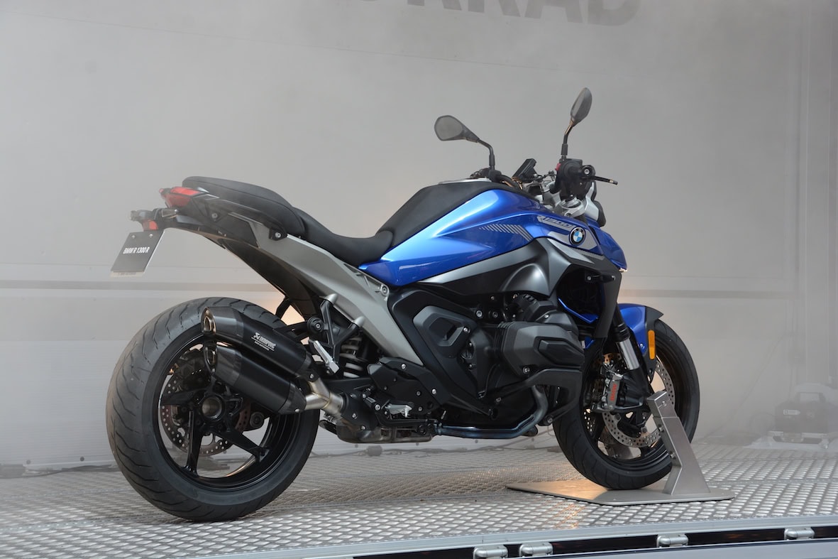 登場したR1300Rは、鮮やかな印象のレーシング・ブルー・メタリックカラー