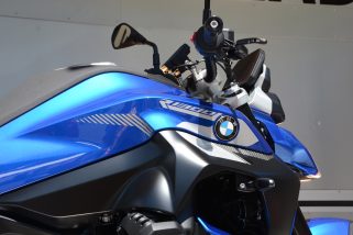 「大人のライダーを魅了する最高峰ロードスター」BMW新型“R1300R”を徹底チェック！デザイン・性能・走りの全貌とは