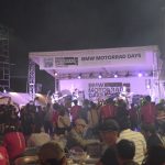 イベントは夜も開催され、ステージではアーティスによるライブも行われていた。