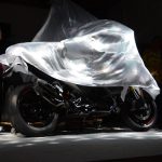 イベントではライブステージ上でアンベールが行われ、来場者の注目を一身に受けてR1300RSが現れた