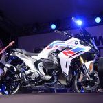 流線型の美しいカウリングがステージ上のライトに照らされて光り輝き、より一層存在感が増していた。