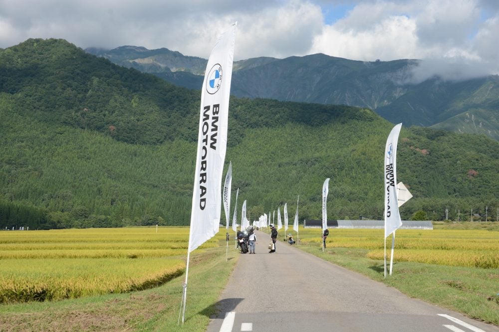 会場へと繋がる道にはBMWのフラッグが飾られ、イベント参加への気分を高めていた