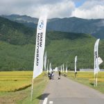 会場へと繋がる道にはBMWのフラッグが飾られ、イベント参加への気分を高めていた