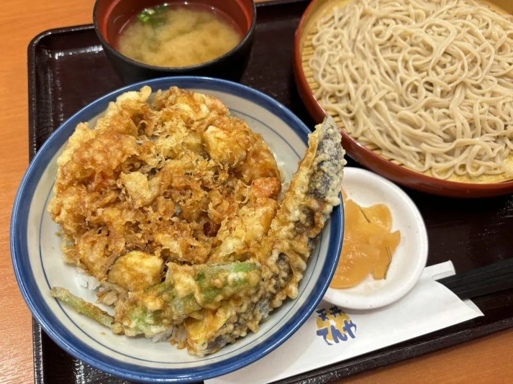 第2位　「夏野菜のかき揚げが絶品すぎる……」『天丼てんや』夏の期間限定メニューをグルメライターが実食レポート！“この時期ならでは”を網羅した天ぷらのお味は？