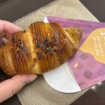 スイートポテトを思わせる波模様に絞った安納芋クリームがトッピングされている