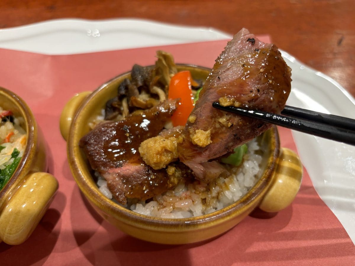 柔らかく焼き上げた黒毛和牛のステーキ、そこにトッピングされた香り高い山わさびが相性◎