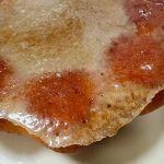 ドーナツ生地のしっとり感と、キャラメリゼされた飴のカリカリ食感のコントラストが楽しい！