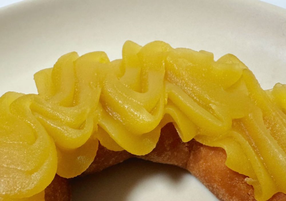 しっとりとしたさつまいも風味の生地の上には、なめらかな口当たりのスイートポテトフィリングをたっぷりとトッピング！