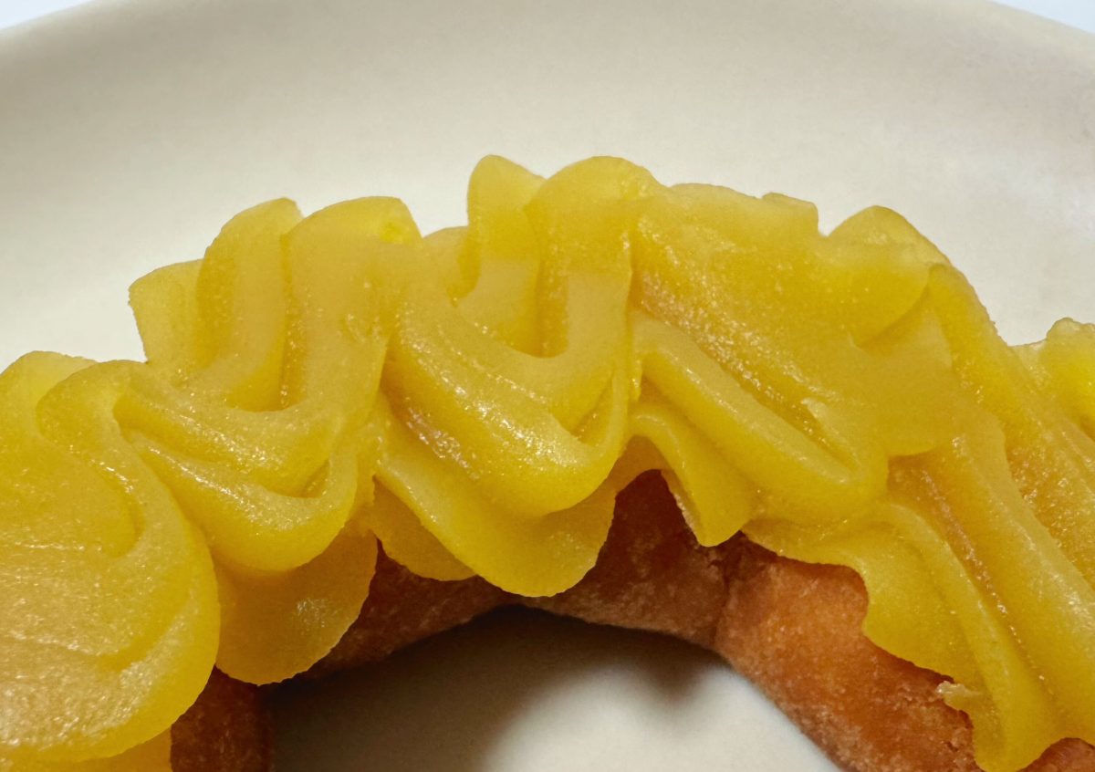 しっとりとしたさつまいも風味の生地の上には、なめらかな口当たりのスイートポテトフィリングをたっぷりとトッピング！