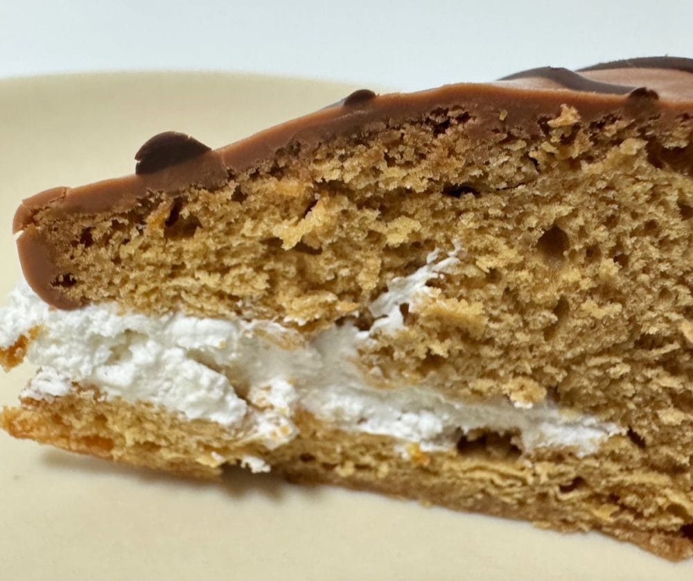 濃厚な甘みのマロン風味チョコと、軽くなめらかなホイップクリーム、しっとりとしたマロン生地が三位一体となって贅沢な秋の味わいを生み出しています