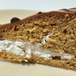濃厚な甘みのマロン風味チョコと、軽くなめらかなホイップクリーム、しっとりとしたマロン生地が三位一体となって贅沢な秋の味わいを生み出しています